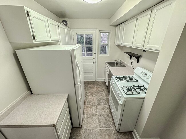 Building Photo - Beautiful 3 Bed 1 Bath End Row Brick Townhouse With Fenced In Yard In River Terrace