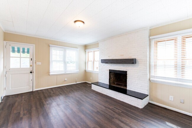 Building Photo - 3BR/2BA Ranch Near The Desirable Highlands!