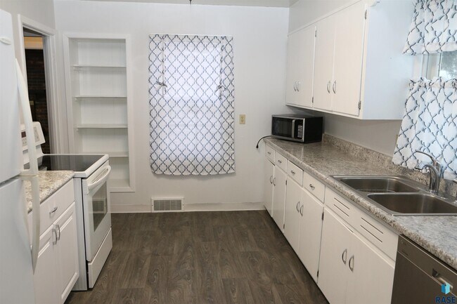 Building Photo - 1905 S Western Ave