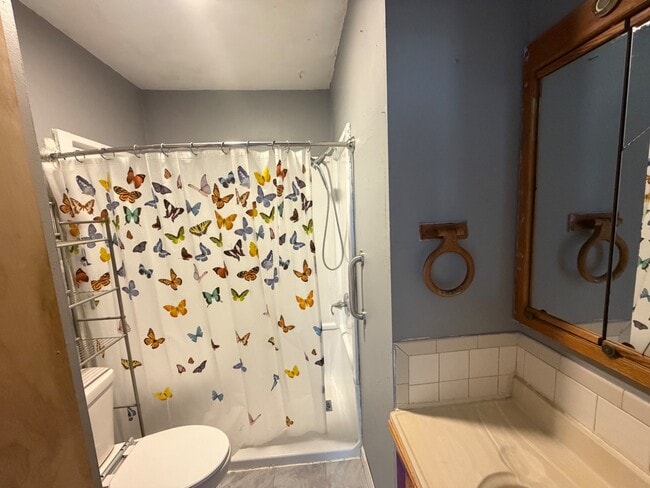 Building Photo - 614 W 8th Ave