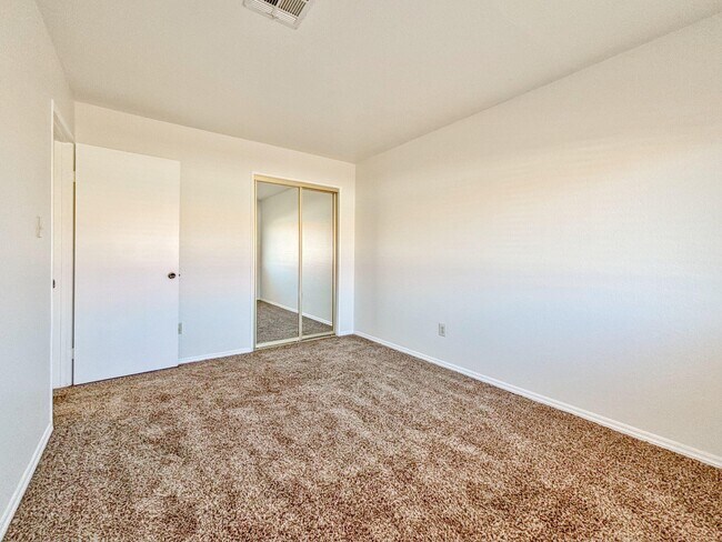 Building Photo - 40215 Harris Ln