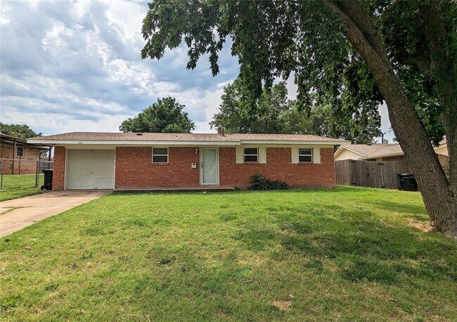 Building Photo - 1404 Heather Ln