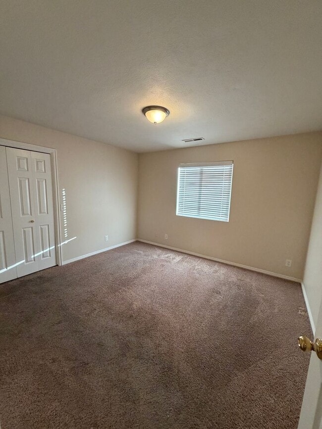 Building Photo - Charming 2 bedroom, 1 bath townhome ideally located in downtown Ivins!