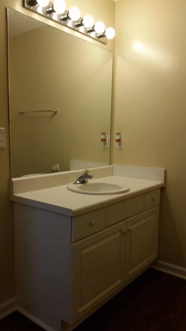 Building Photo - MOVE IN TODAY!  Large 4 bed 2 bath with bo...