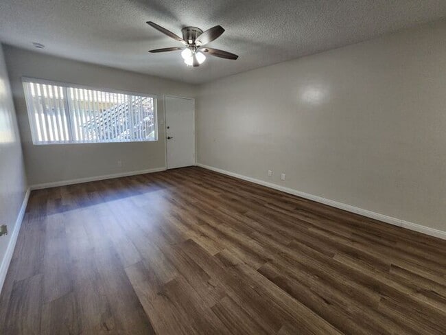 Building Photo - Updated LARGE Bright Lower One Bedroom in ...