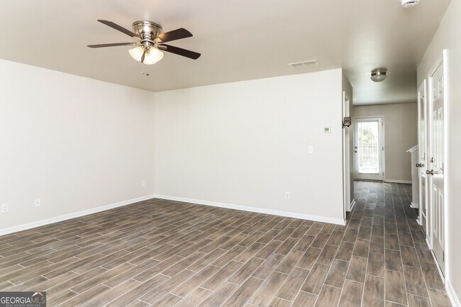 Building Photo - 404 Scenic View Ct