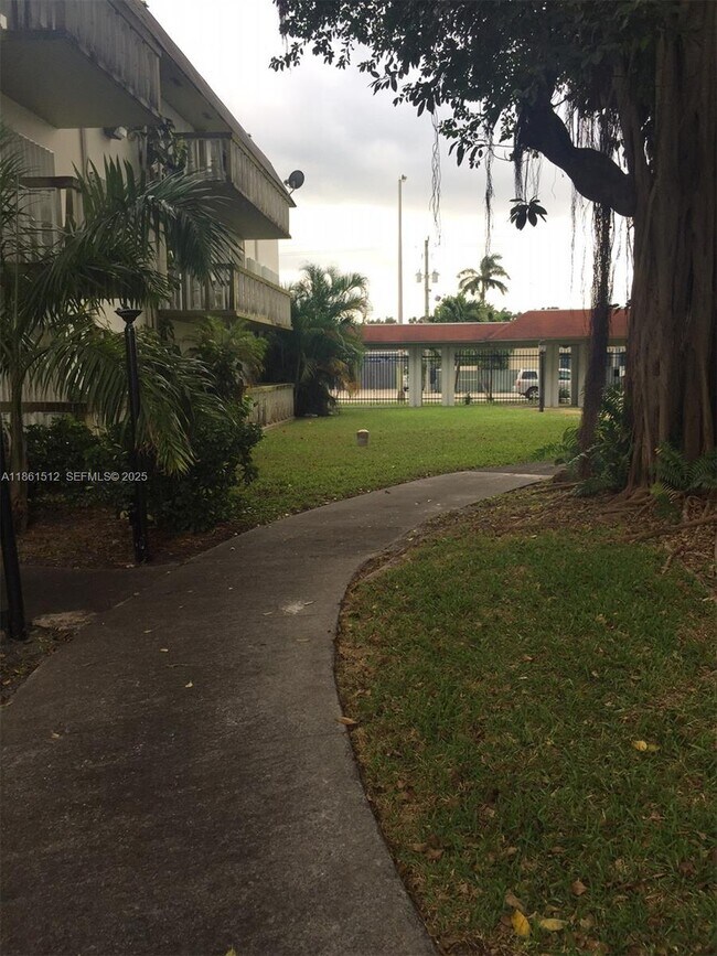 Building Photo - 15201 NE 6th Ave