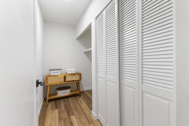 Building Photo - Fully Remodeled 4BR Rambler in Private Fed...