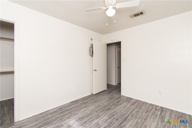 Building Photo - 1703 Cedarhill Dr