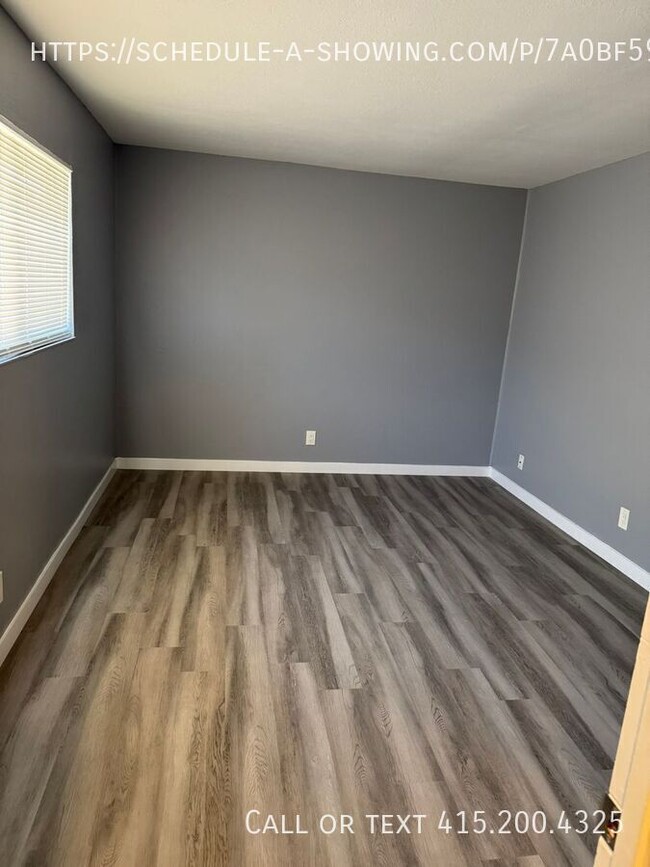 Building Photo - New Floors, Paint and More!! 2 bed 1 bath ...