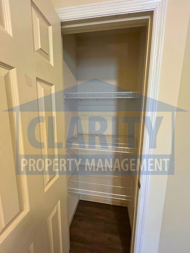 Building Photo - Conveniently located 2 bedroom townhome!