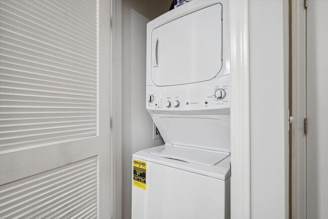 Building Photo - Available Now! High End 1 bed/ 1 bath with Parking! 24 hour concierge!