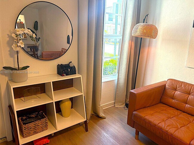 Building Photo - 476 NE 5th St