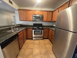 Building Photo - Great location, cute 3 bedroom condo