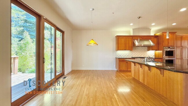 Building Photo - Charming Spanish-style, Mediterranean-insp...
