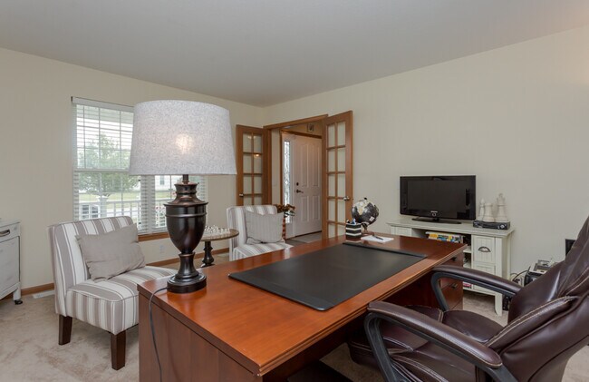 Building Photo - Large 4 bedroom with office space, Springf...