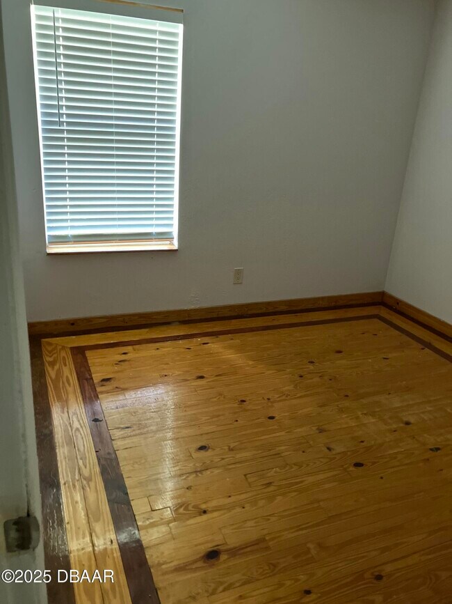 Building Photo - 411 Pleasant St