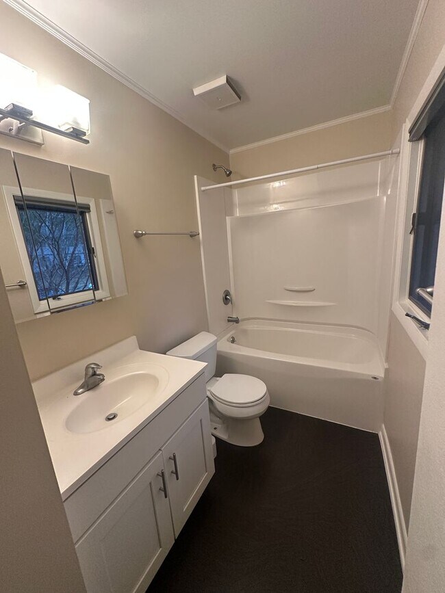 Building Photo - Comfortable Townhouse Near Virginia Tech