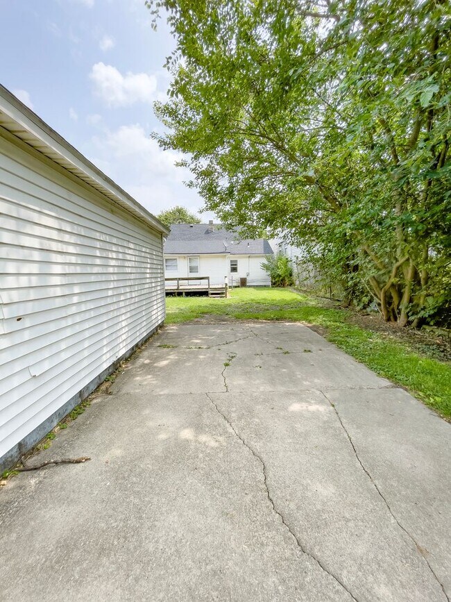 Building Photo - *AVAILABLE NOW!* Cozy Three Bedroom Home!