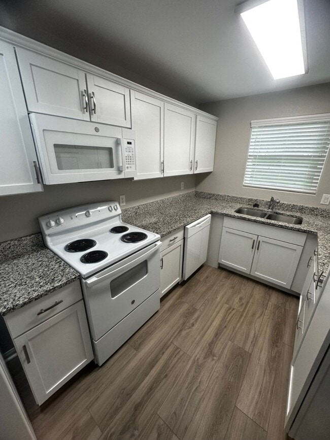 Building Photo - 1572 E Pine Lake Cir