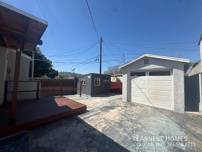 Building Photo - 2691 Thorpe Ave