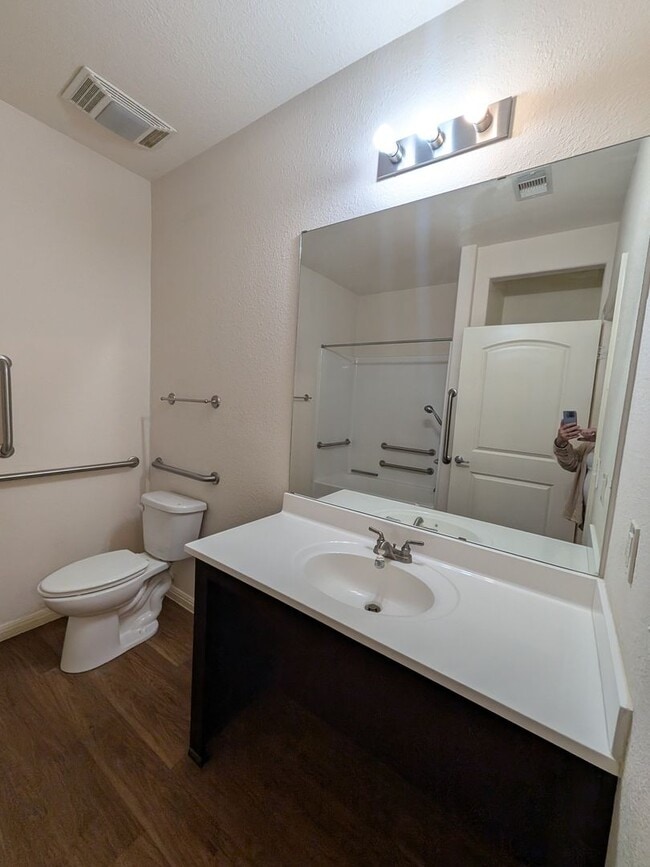 Building Photo - 405 E Simmons Ave