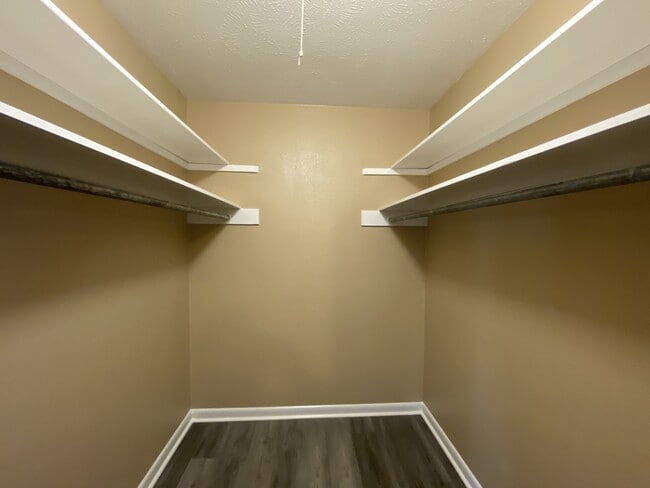 Building Photo - 2 Knightsbridge Pl