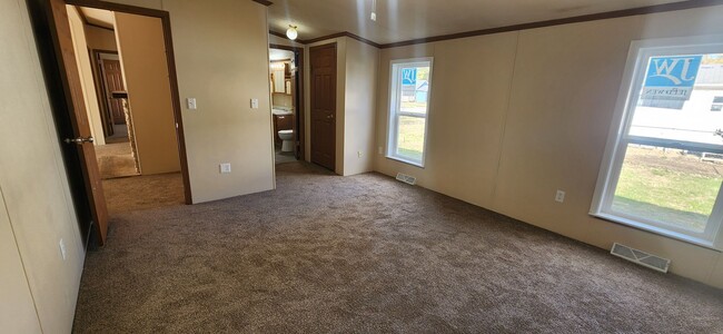 Building Photo - Spacious 3 Bedroom, 2.5 bathroom home with...