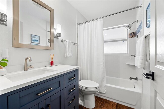 Building Photo - 8848 Sunlit Cove Dr NE