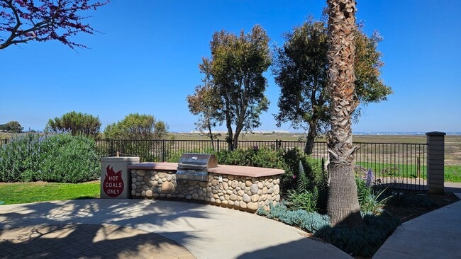 Building Photo - BEAUTIFUL HOME WITH SPECTACULAR VIEWS OF S...
