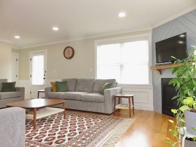 Building Photo - 32 Gale St