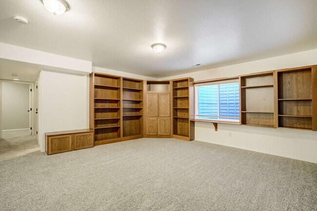 Building Photo - D20 5bdrm Home on Quiet Street in North Colorado Springs Area