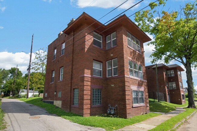 Building Photo - 1104-1106 Oakwood Ave