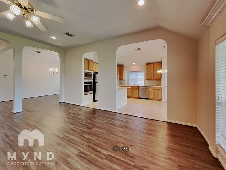Building Photo - 1605 Garden Lakes Dr