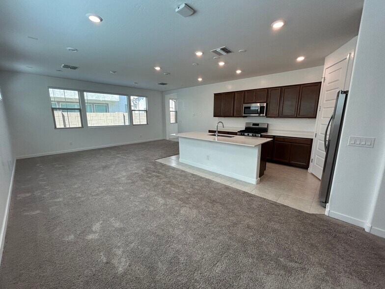 Building Photo - 1168 E Sabino Dr