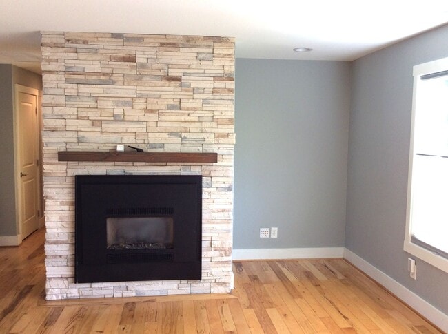 Building Photo - Fabulous 4 Bedroom/2 Bath Home! Available ...