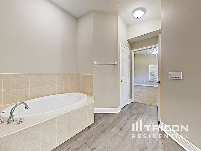 Building Photo - 303 Lisa Ann Ct