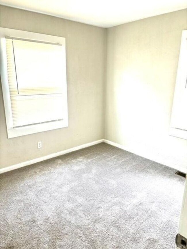 Building Photo - 28449 Glenwood St