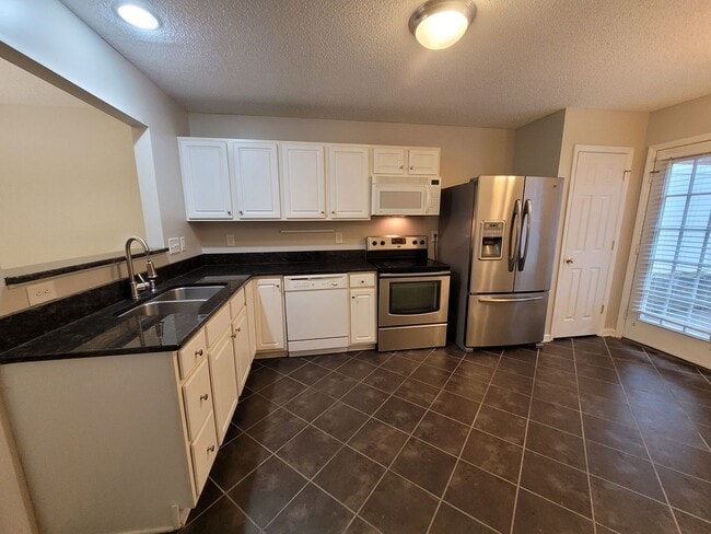 Building Photo - Great 2 Bedroom 2 Bath Townhouse