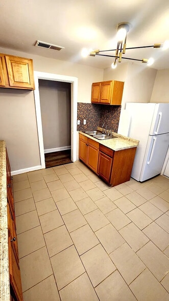 Building Photo - Room in Duplex on M.L.K. Jr Dr SW