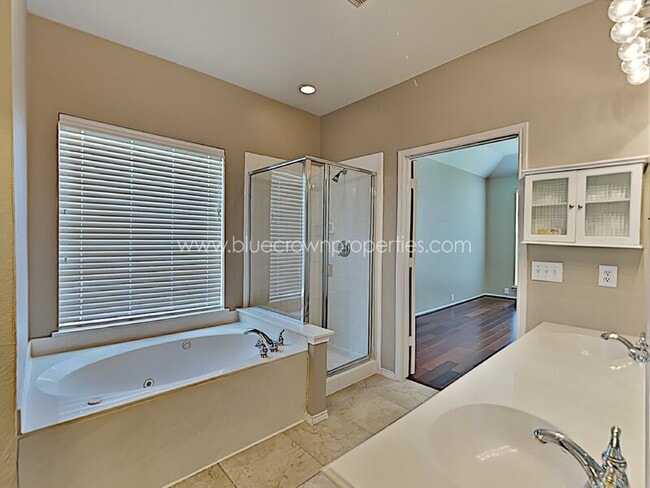 Building Photo - 2440 Kingsley Dr