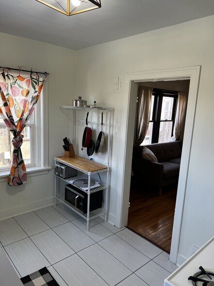 Building Photo - 115 E Cedar Ave