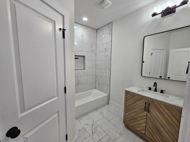 Building Photo - Ready for immediate move in!