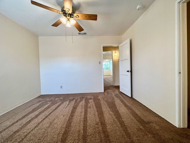 Building Photo - Large 3 Bedroom 2 Bath Home