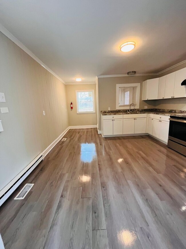 Building Photo - three bedroom duplex with ALL utilities included