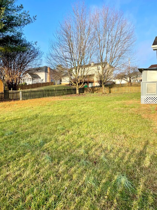 Building Photo - Charming Cape Cod in Halls