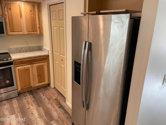 Building Photo - 2545 E Spring St