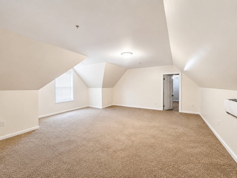 Building Photo - 8 Pebble Ln