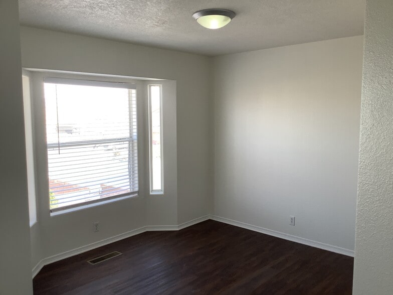 Building Photo - 1833 Chicoma Rd NE