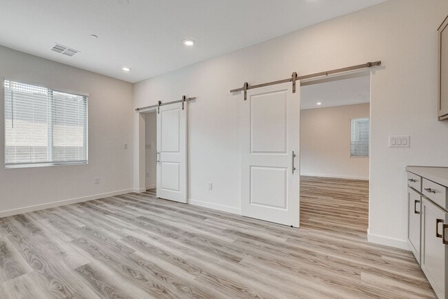 Building Photo - Spacious 3-Bed Summerlin Home with Den, Lo...